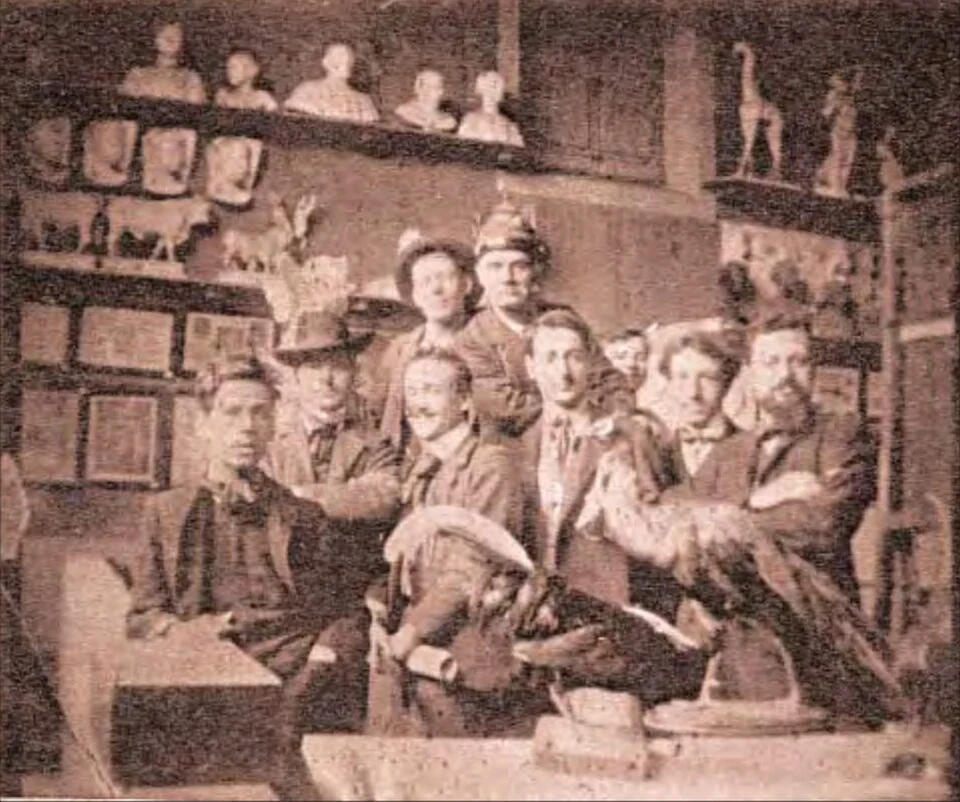 Enzo Bifoli e un gruppo fra ceramiche e modelli, fotografia del 1902