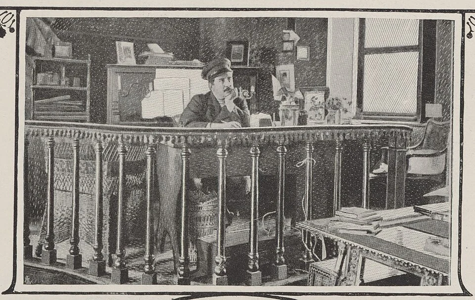 Giacomo Puccini nella loggia del suo studio, in una fotografia pubblicata nel 1903